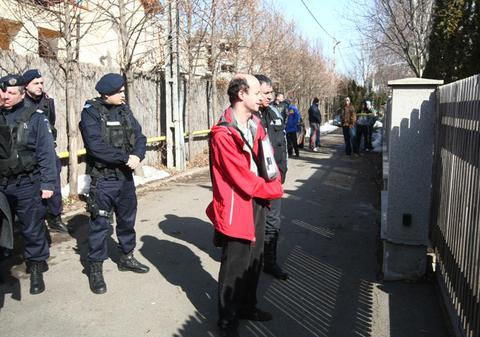 Scandal uriaş între foştii soţi Uzunov! Ex-doamna Uzunov s-a dus, din nou, la vila din Pipera însoţită de o armată de bodyguarzi şi de executorul judecătoresc