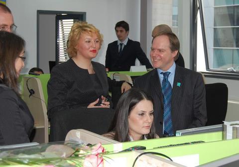 Ambasadorul Marii Britanii la Bucureşti şi-a îndrumat fetele să practice scrimă, inspirat de lotul naţional feminin al României. Are fete spadasine!