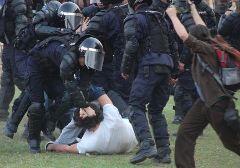 Războiul dintre jandarmi şi fanii craioveni continuă! Luptătorul cu ţigara-n gură, anchetat de superiori