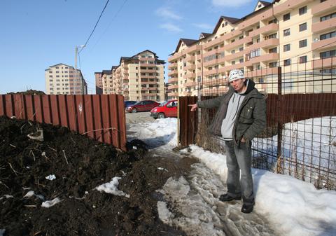 Ia uite ce motiv de ceartă au găsit bucureştenii şi ilfovenii. Ăsta-i gardul care a băgat zâzania între vecini