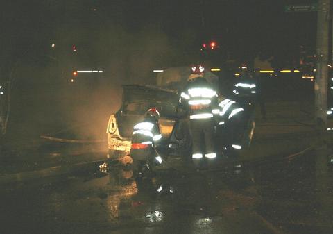 Dramatic! Un şofer a fost la un pas să ardă de viu în maşina sa