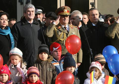 Gabriel Oprea a donat şi în 2011 bani copiilor militarilor ucişi în teatrele de operaţii