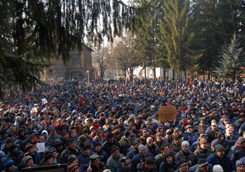 UPDATE | Peste 4000 de mineri ameninţă că vin la Bucureşti. Azi e patra zi de proteste în Valea Jiului
