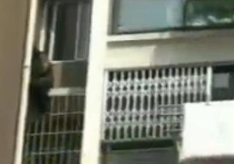 Amantă pe pereţi! Nevasta şi soacra au prins-o în patul conjugal, ce-a urmat e de spital! VIDEO