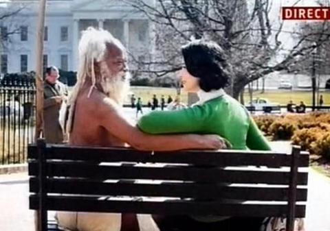 Andreea Marin, alături de un protestatar aproape gol, în America