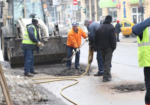 Peste 100 de străzi intră în reparaţii. Vezi ce alte planuri are primarul Oprescu pentru luna următoare!