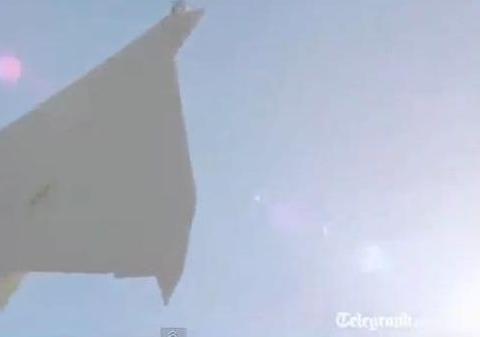 Ăsta e cel mai mare avion din hârtie făcut vreodată! Vezi cât a zburat! | VIDEO
