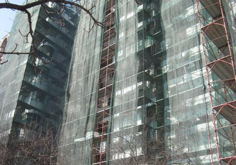 Incredibil: Au dat jos polistirenul de pe bloc, fiindcă reabilitarea termică era prost făcută. Vezi unde s-a întâmplat!