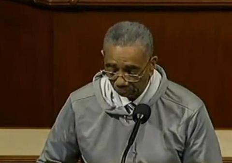 Este purtat zilnic de milioane de tineri, dar când a fost îmbrăcat de un congresmen, s-a lăsat cu SCANDAL! Video