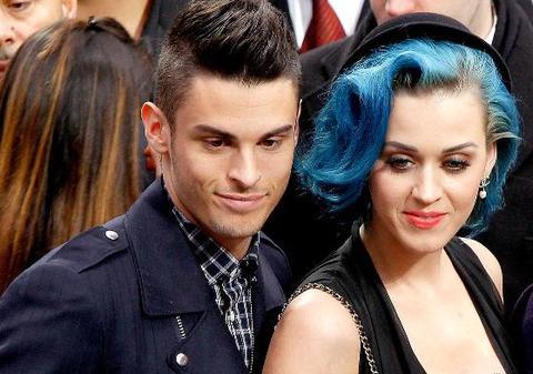 După divorţul de soţul ei, Katy Perry şi-a găsit alinarea în braţele celui mai bine plătit manechin din lume!