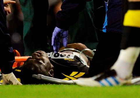 "Următoarele 24 de ore sunt cruciale!" Colegii şi familia lui Fabrice Muamba au ajuns la spital, după ce fotbalistul s-a prăbuşit pe teren