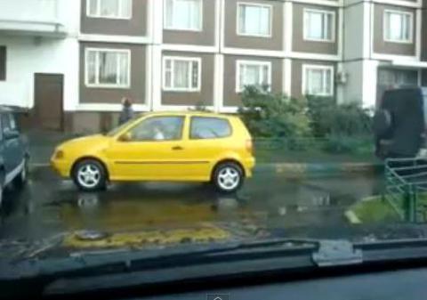 Cea mai tare din parcarea ..goală! Dacă vrei să râzi cu lacrimi, uită-te la ea cum încearcă să parcheze maşina. Ai vrea să o întâlneşti în trafic? | VIDEO