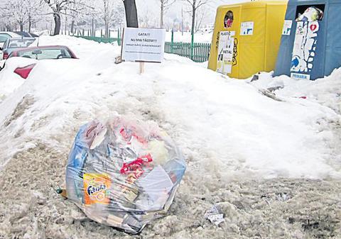 O nouă modă se răspândeşte în Bucureşti: Gunoaiele, semnalate cu pancarte