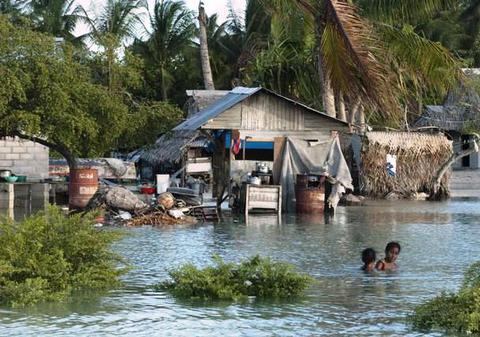 Din cauza schimbărilor climatice, o ţară este înghiţită de ape! Conducătorii au anunţat că vor muta toţi locuitorii într-un stat vecin!