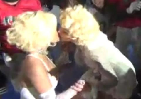 După Britney Spears şi Christina Aguilera, Madonna a recidivat! Vezi ce cântăreaţă este sărutată cu foc de artistă! VIDEO