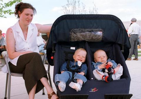 Caz controversat în SUA! Doi copii născuţi în străinătate de o americancă, după fertilizare in vitro, nu au primit cetăţenie