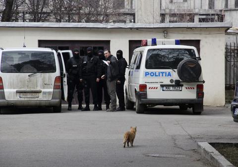 Mascaţii au scotocit căminele după droguri