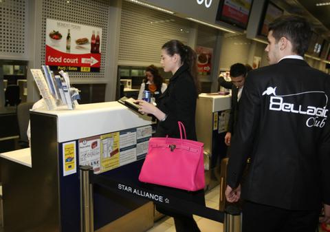 Viaţa e roz, roz e şi geanta! Moni şi-a luat zborul spre Mr. Pink cu geantă de mii de euro pe braţ | FOTO