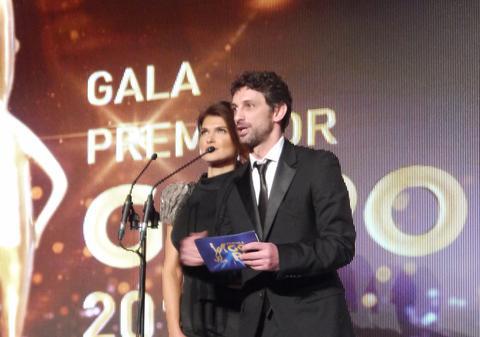 Monica Bârlădeanu o copiază pe Angelina Jolie. Care actriţă crezi că are cel mai frumos picior?