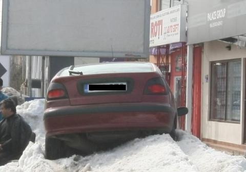 "Nămeţii ucigaşi" au salvat o viaţă! Imaginile incredibile care te vor face să priveşti altfel mormanele de zăpadă de la marginea drumului 