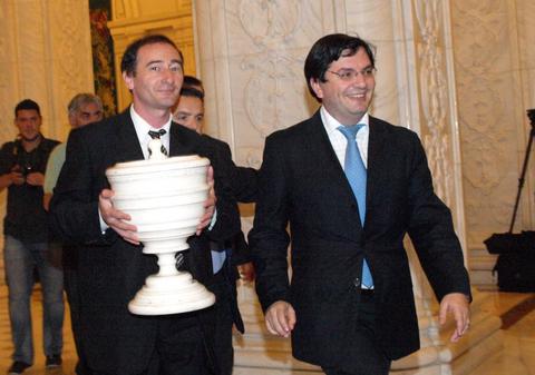 Parlamentarii au cheltuit 275.00 de lei pe deplasări. Doar într-o lună! Vezi unde s-au plimbat!