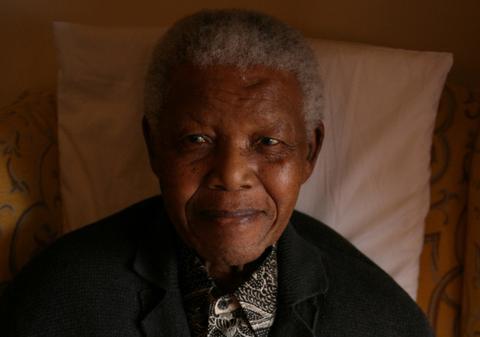 Cea mai MACABRĂ tranzacţie din lume! Nepotul lui Nelson Mandela a vândut ...moartea unei legende încă vii!