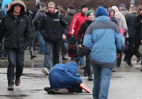 Pentru a scăpa de cerşetorii români, polonezii au găsit o metodă ingenioasă! Demonstraţia lor a strâns peste 1 milion de vizualizări pe internet! VIDEO