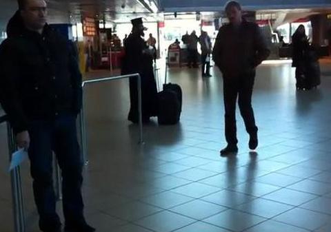 "Biserica, morţii şi Dumnezeii..." Preotul îndrăcit, dezlănţuit pe aeroportul Otopeni | Atenţie, VIDEO ofensator!