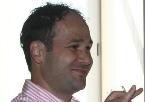 Un elicopter, haine şi accesorii de firmă, dar şi candidatura la primărie. Acestea sunt cadourile primite de Robert Negoiţă de ziua lui!