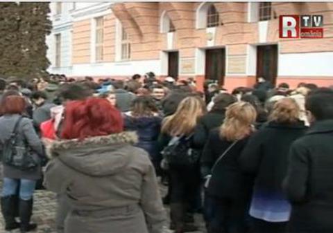 Scandal etnic la Târgu Mureş! Universitatea de Medicină,  avertizată de Minister că poate rămâne fără finanţare. Sute de studenţi în stradă