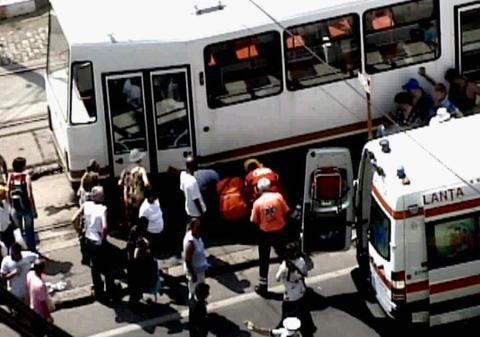 Imagini şocante | Un bucureştean neatent ajunge sub roţile tramvaiului într-o fracţiune de secundă!