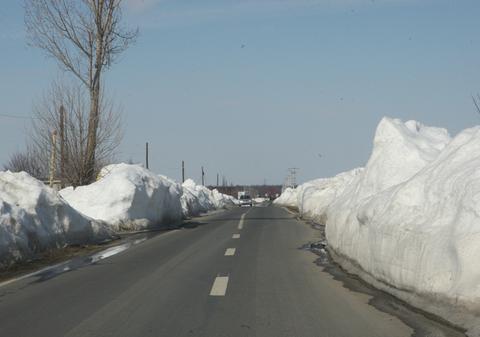 La vară scăpăm de troienele astea! Vezi ce nămeţi au rămas pe un drum din Ilfov!