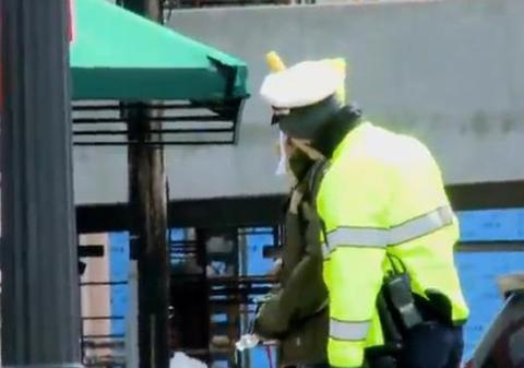 Zeci de poliţişti, păcăliţi demenţial de un tânăr. Sau ...uite când e regulă să faci pipi în mijlocul străzii! VIDEO