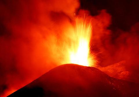 Vulcanul Etna a erupt violent. Cel puțin zece răniți