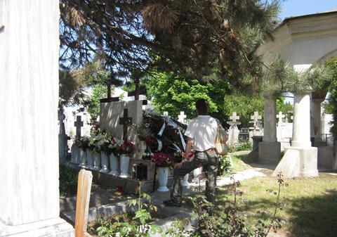 Azi, de ziua lui, Florin Călinescu nici n-a avut puterea să iasă din casă. Mormântul fiului său a devenit loc de pelerinaj | GALERIE FOTO