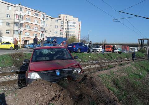 A ajuns cu maşina pe calea ferată