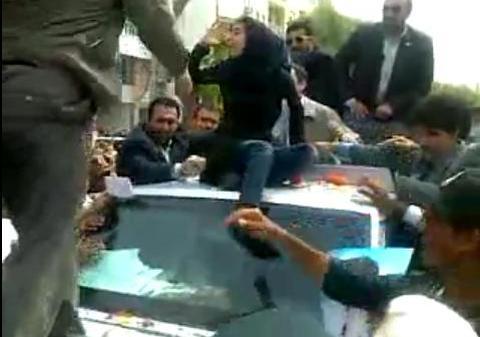 Dictatorul asaltat, bodyguarzi în panică! Iranieni flămânzi şi furioşi au atacat şi s-au urcat pe maşina lui Ahmadinejad | VIDEO