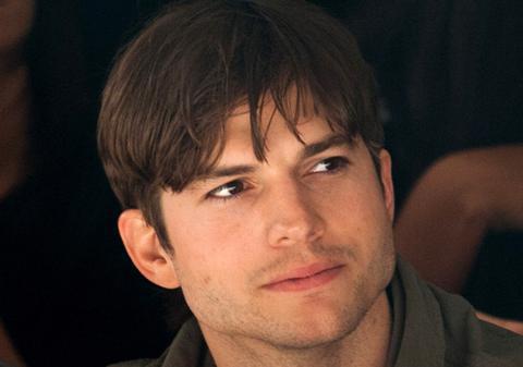 Ashton Kutcher îl va interpreta pe Steve Jobs într-un film
