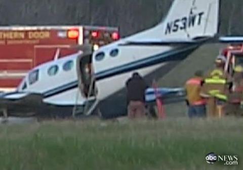 O americancă de 80 de ani a aterizat cu un avion, după ce pilotului i s-a făcut rău