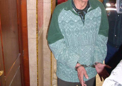 Fostul judecător care şi-a omorît mama zice că a văzut fantome!