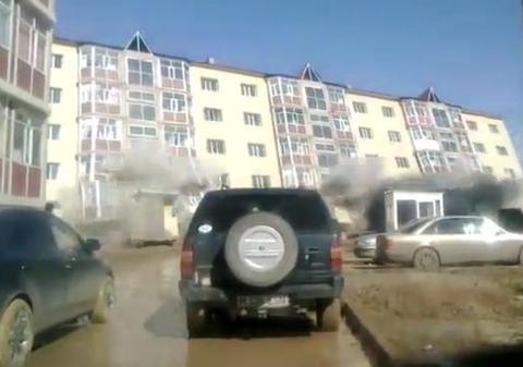 Care Borat? Viaţa bate MĂR filmul! Un bloc nou-nouţ s-a prăbuşit în Kazahstan | VIDEO HALUCINANT