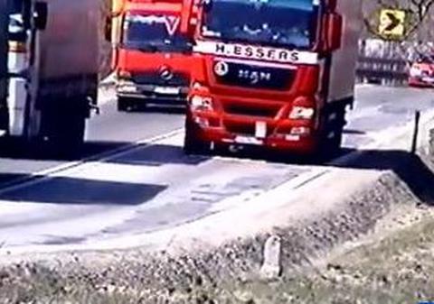 Şoferul kamikaze: a depăşit două camioane în curbă | VIDEO