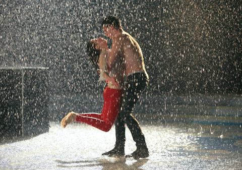 Ce romantic dansează în ploaie doi dintre actorii serialului ”Pariu cu viaţa”! 