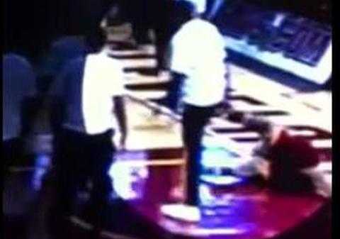 MOMENTE ŞOCANTE! Ce bătaie şi-a luat mascota unei echipe de NBA de la unul dintre jucători! | VIDEO
