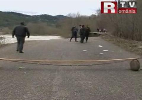 3.000 de oameni sunt izolaţi în Vrancea, după ce un drum s-a surpat