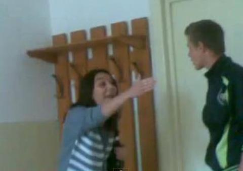 Se întâmplă în România: Un elev a pălmuit o profesoară după ce a primit o palmă la rândul lui | VIDEO