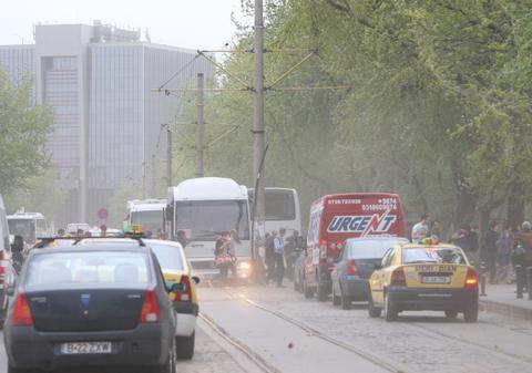 FURTUNĂ în Bucureşti! Bate vântul puternic, plouă şi fulgeră