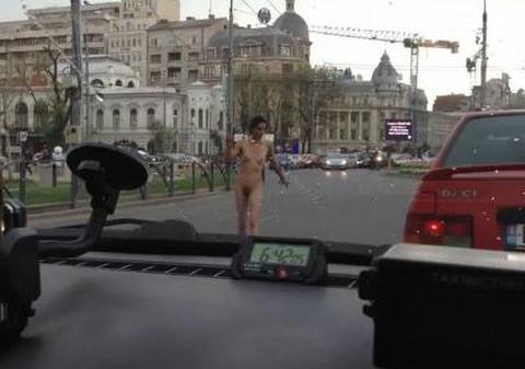 O femeie a defilat goală în Piaţa Universităţii | VIDEO