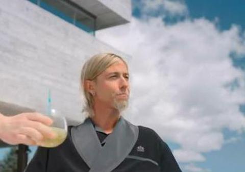 Guti te învaţă cum să stai acasă şi să faci bani | VIDEO