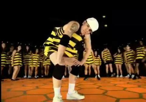 Tânăr, subţirel tras prin inel, costumat în "albinuţă". Şi cu toate acestea una dintre cele mai dorite femei de pe planetă s-a îndrăgostit de el! VIDEO